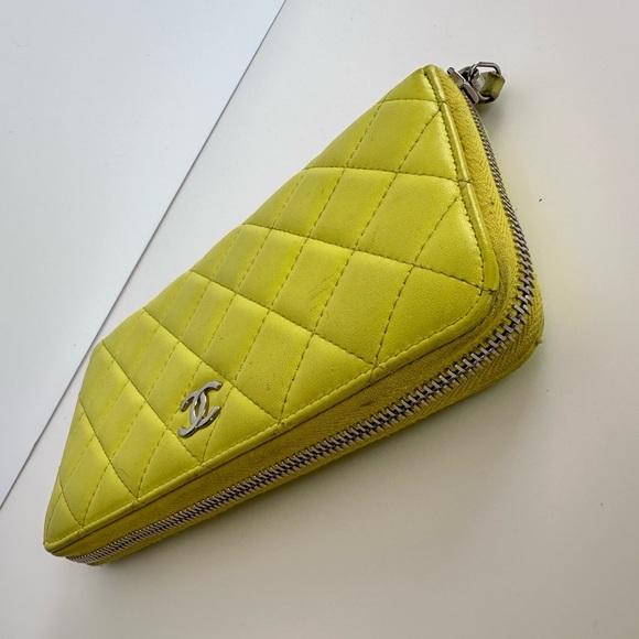 Chanel Pre-loved Diamond-Quilted Wallet in yellow lambskin leather - Picture 7 of 13